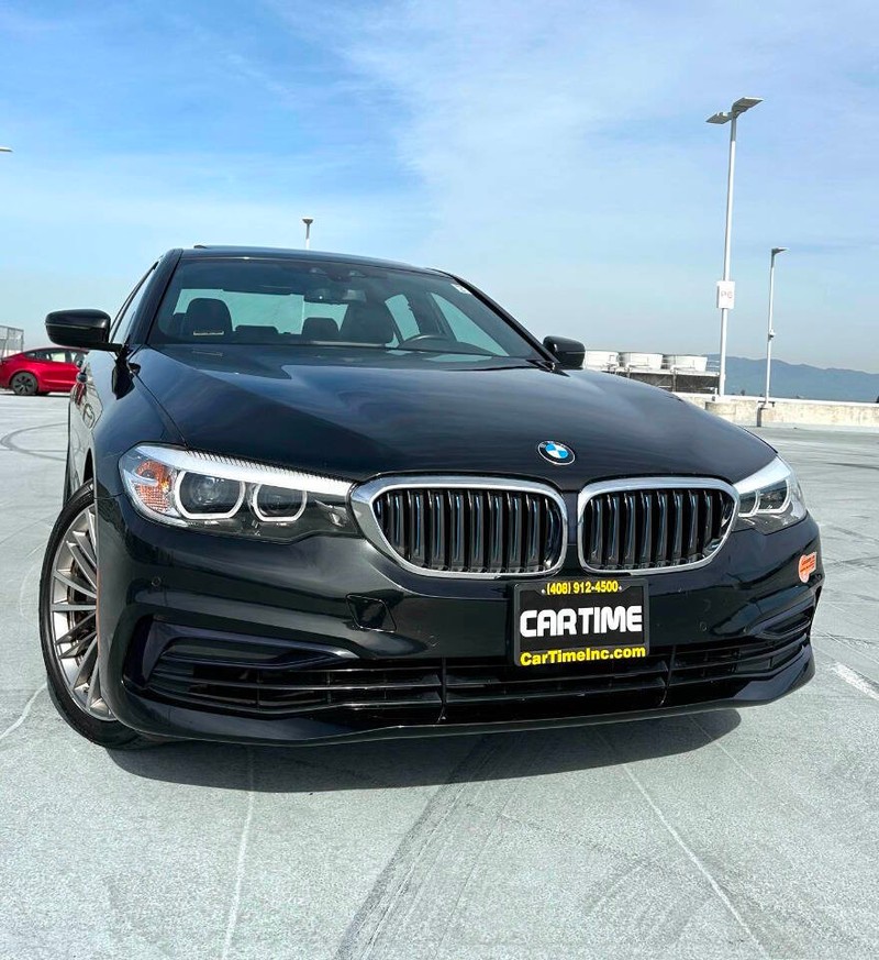 BMW 5 Series Vehicle Full-screen Gallery Image 03