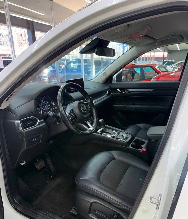 Mazda CX-5 Vehicle Full-screen Gallery Image 09