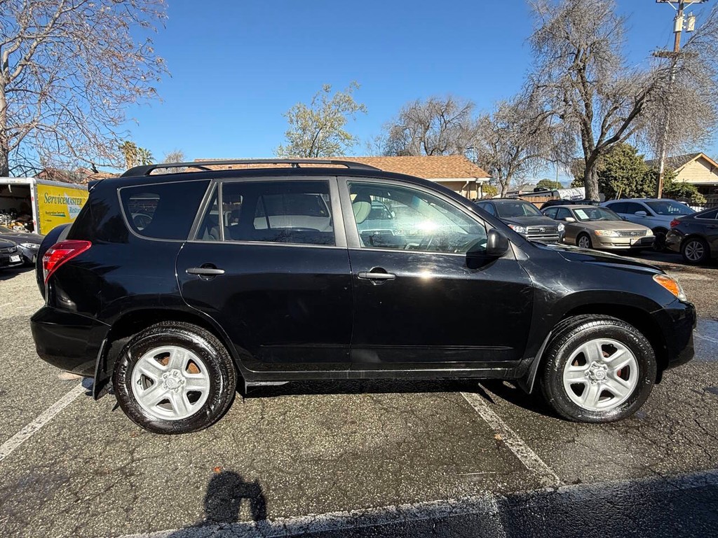 Toyota RAV4 Vehicle Full-screen Gallery Image 04