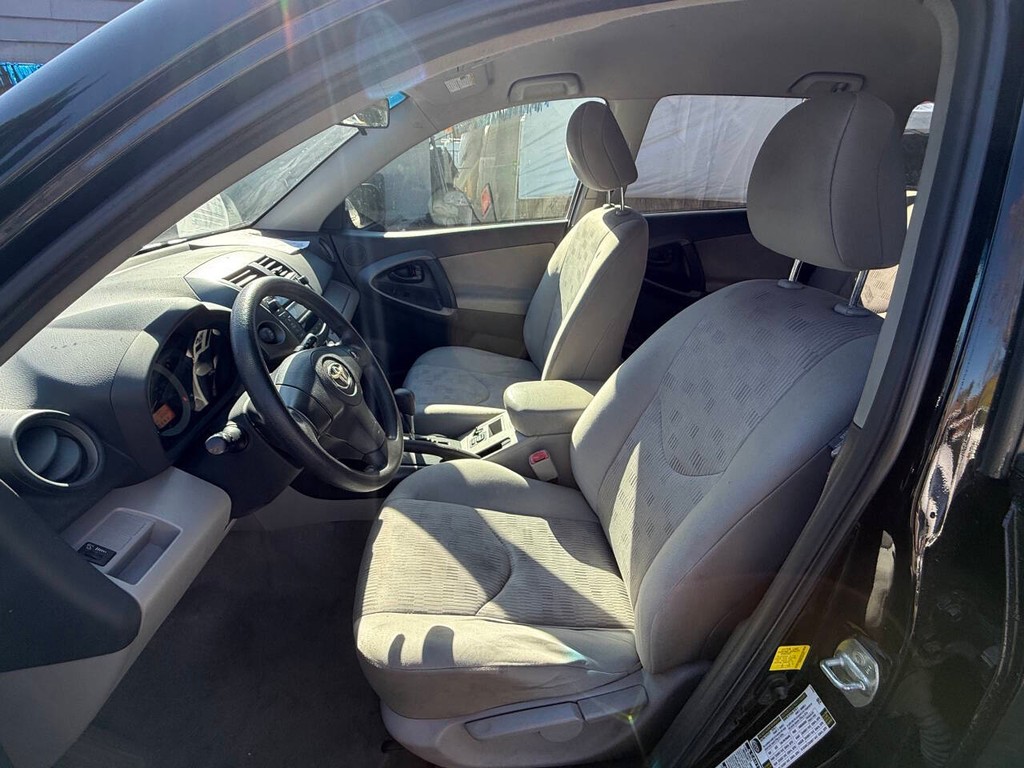 Toyota RAV4 Vehicle Full-screen Gallery Image 07