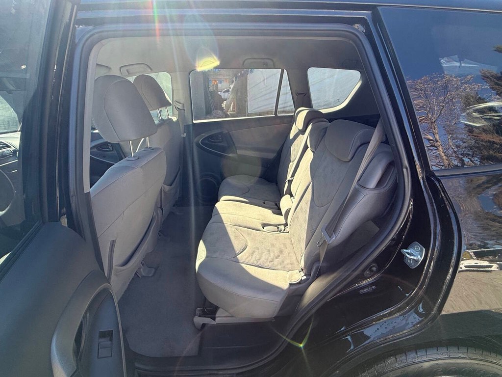 Toyota RAV4 Vehicle Full-screen Gallery Image 11