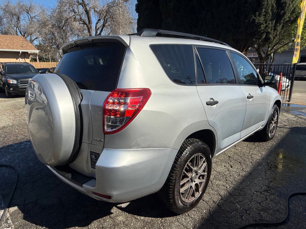 Toyota RAV4 Vehicle Full-screen Gallery Image 03