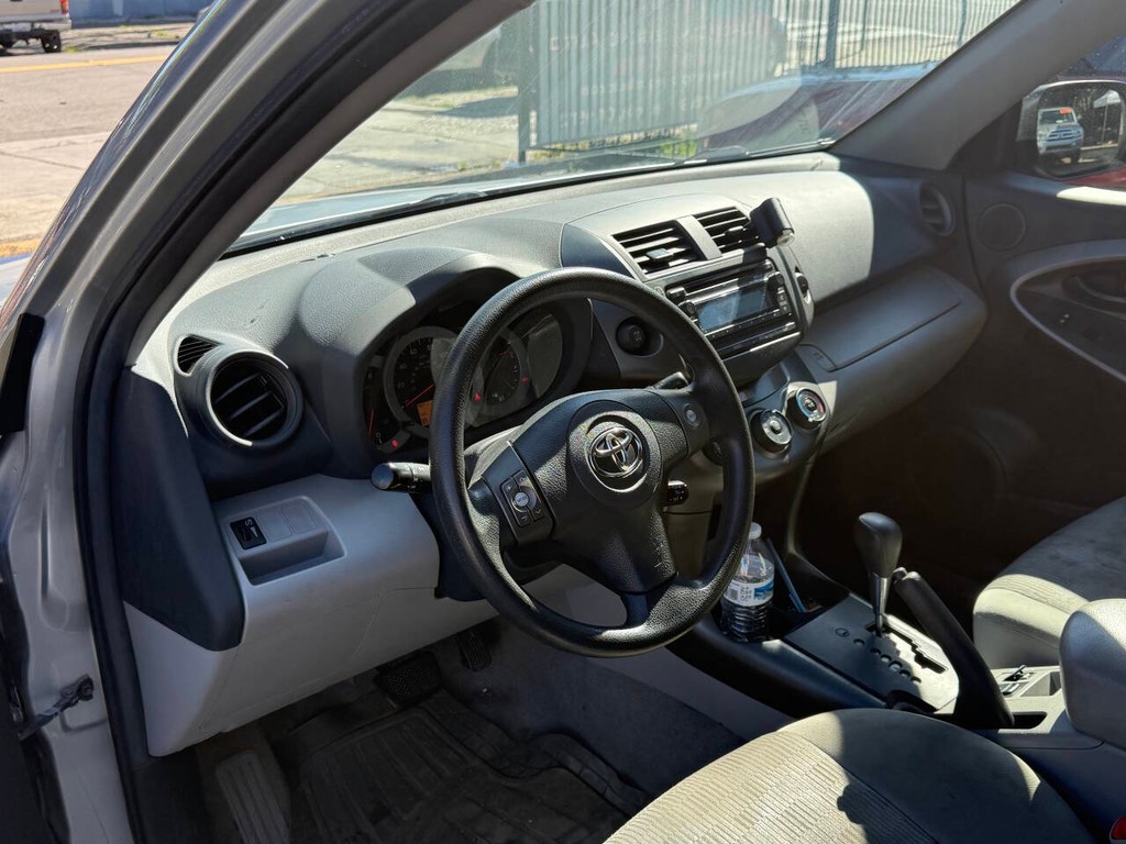 Toyota RAV4 Vehicle Full-screen Gallery Image 07