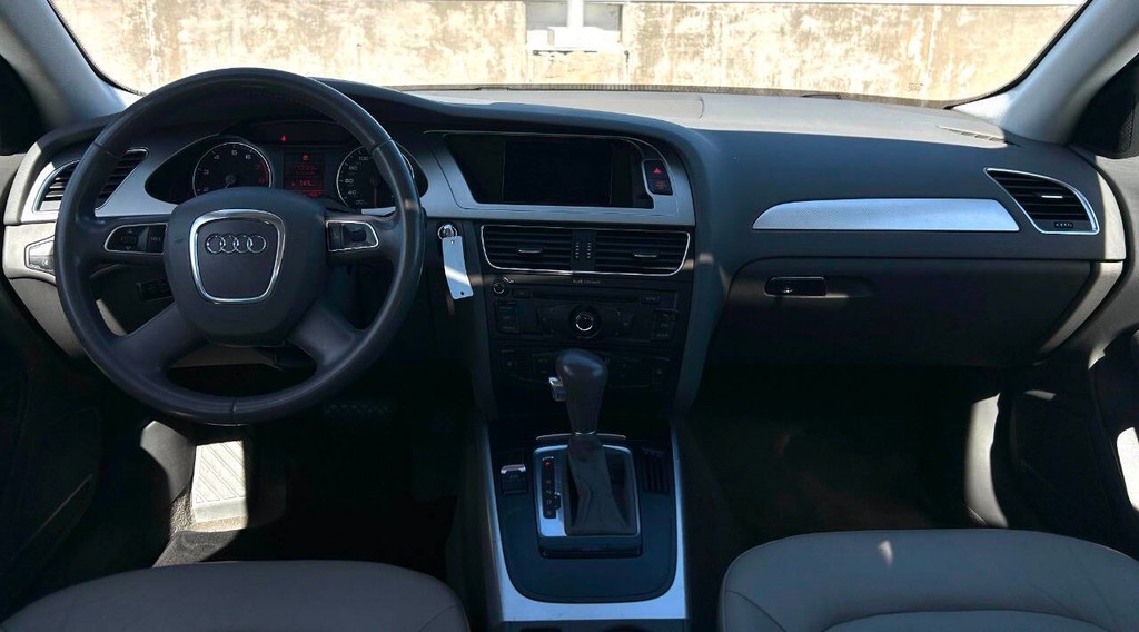 Audi A4 Vehicle Full-screen Gallery Image 08