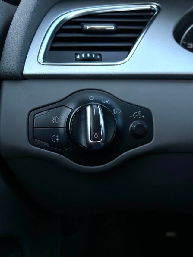 Audi A4 Vehicle Full-screen Gallery Image 16