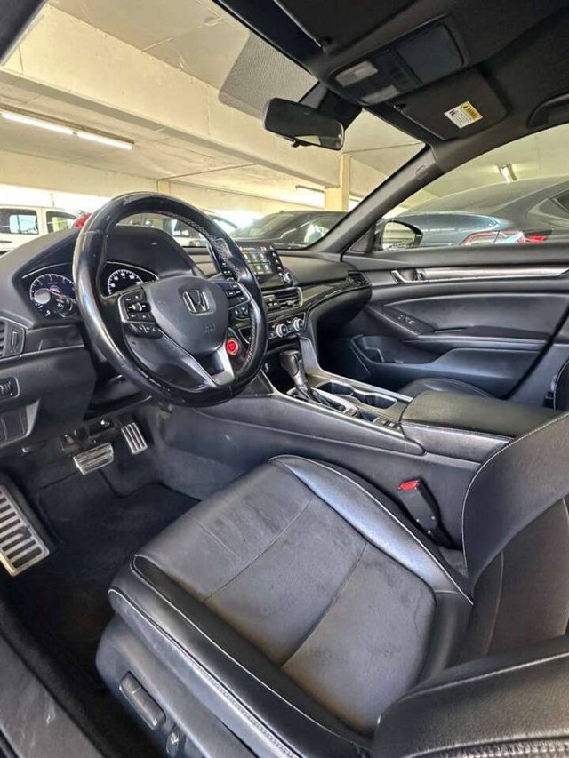 Honda Accord Sedan Vehicle Full-screen Gallery Image 11