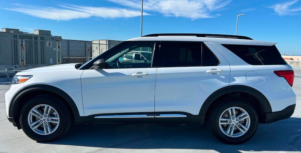 Ford Explorer Vehicle Full-screen Gallery Image 02