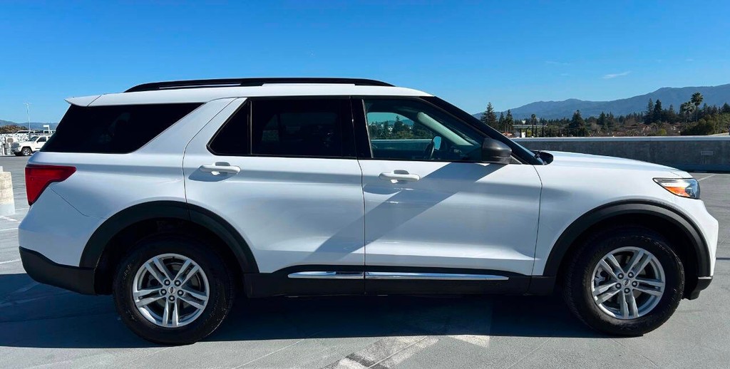 Ford Explorer Vehicle Full-screen Gallery Image 06