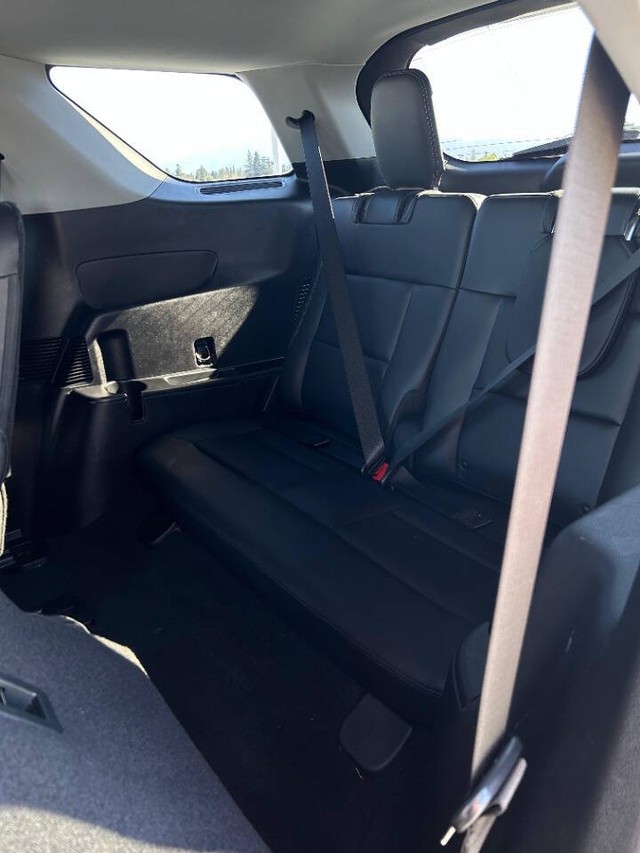 Ford Explorer Vehicle Full-screen Gallery Image 11