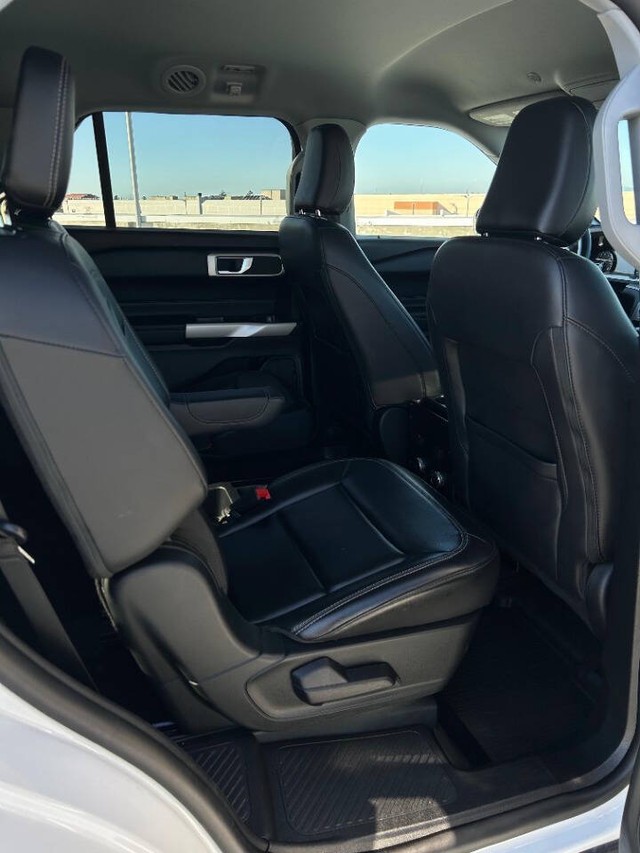 Ford Explorer Vehicle Full-screen Gallery Image 13