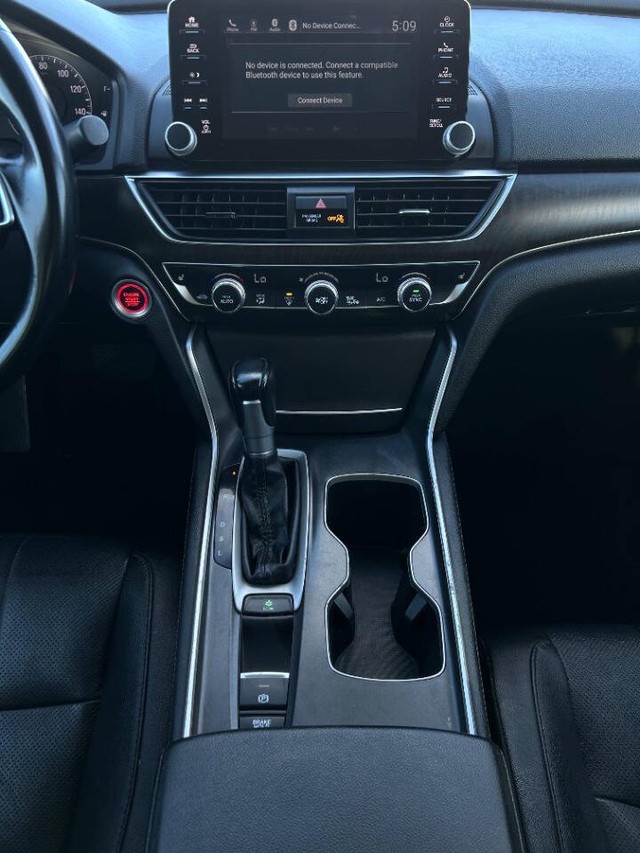 Honda Accord Sedan Vehicle Full-screen Gallery Image 10