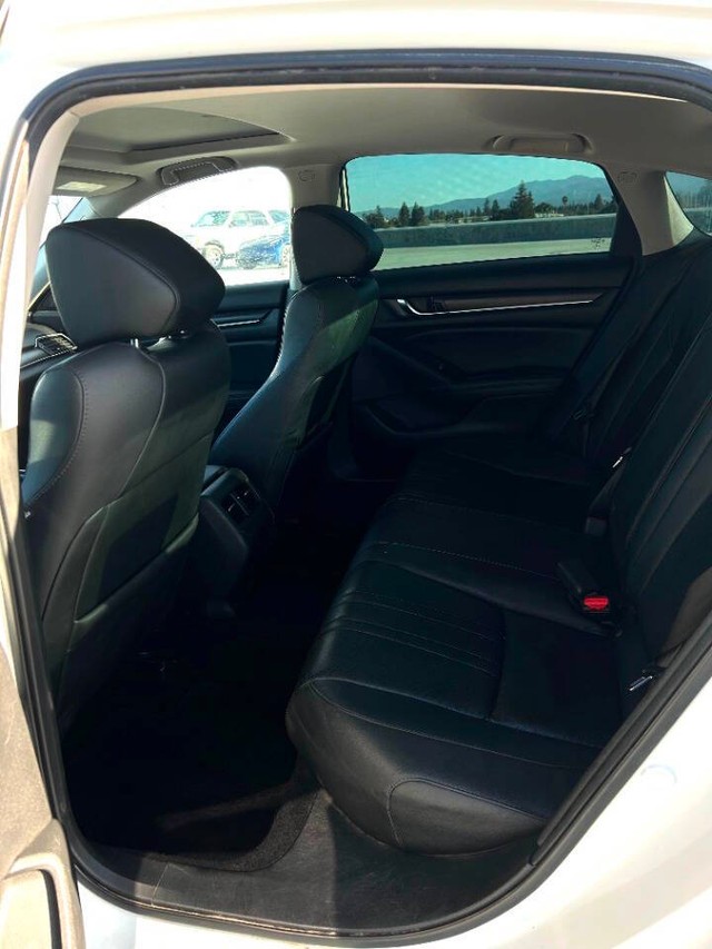 Honda Accord Sedan Vehicle Full-screen Gallery Image 13