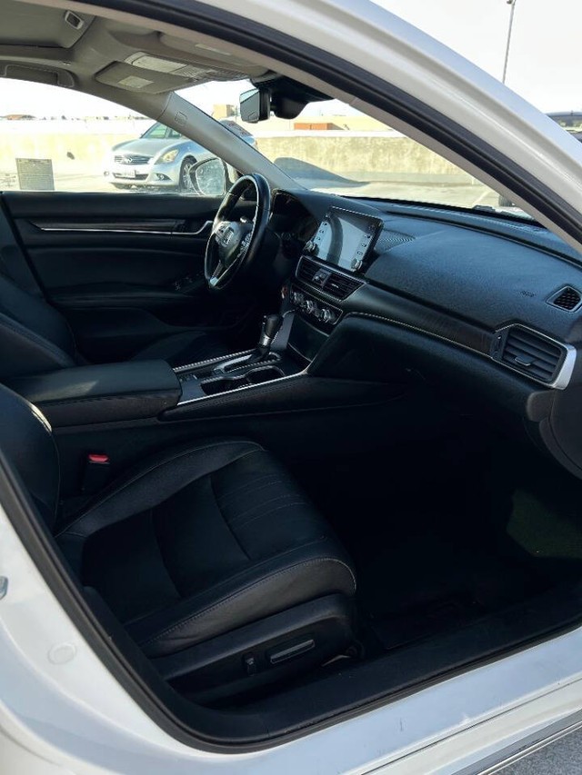 Honda Accord Sedan Vehicle Full-screen Gallery Image 14