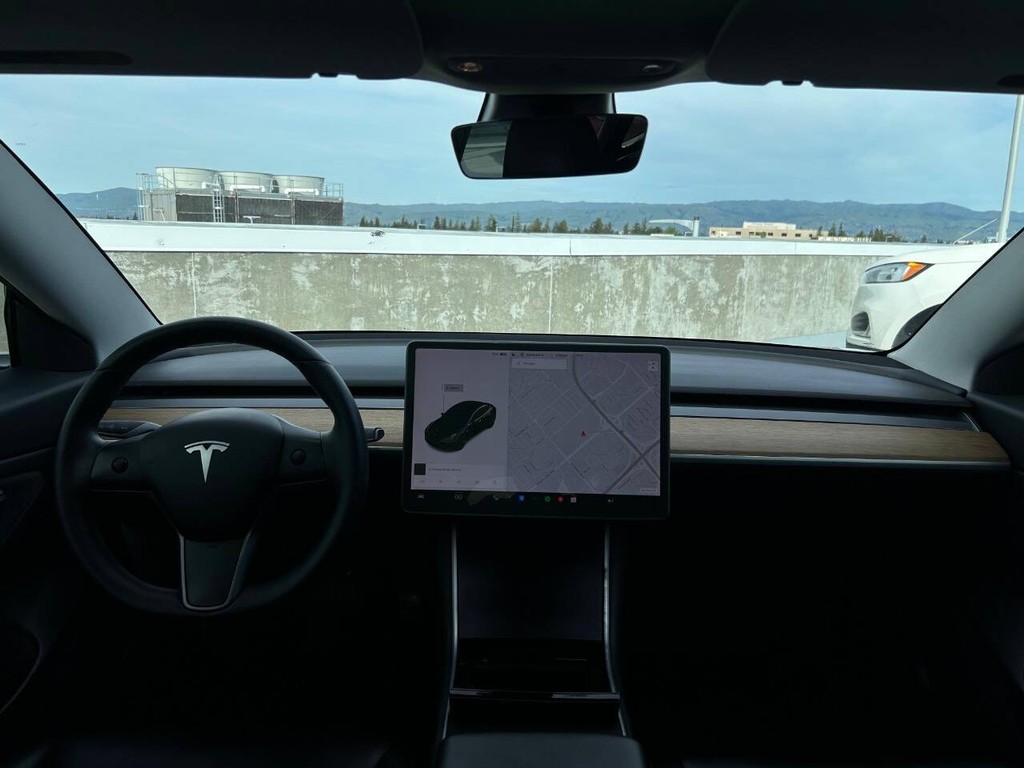 Tesla Model 3 Vehicle Full-screen Gallery Image 10