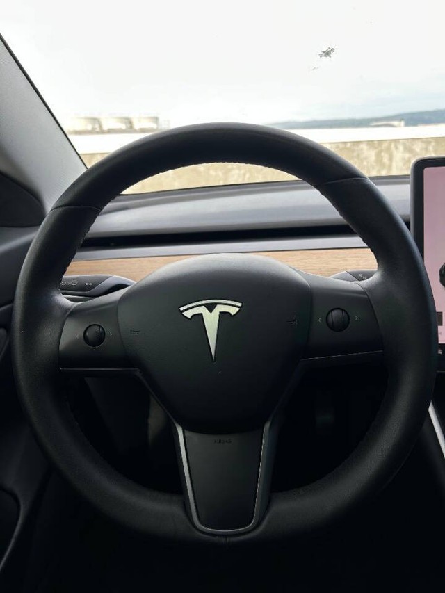 Tesla Model 3 Vehicle Full-screen Gallery Image 07