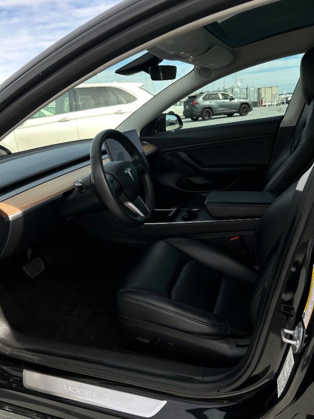 Tesla Model 3 Vehicle Full-screen Gallery Image 10