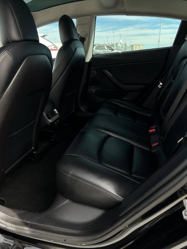 Tesla Model 3 Vehicle Full-screen Gallery Image 11