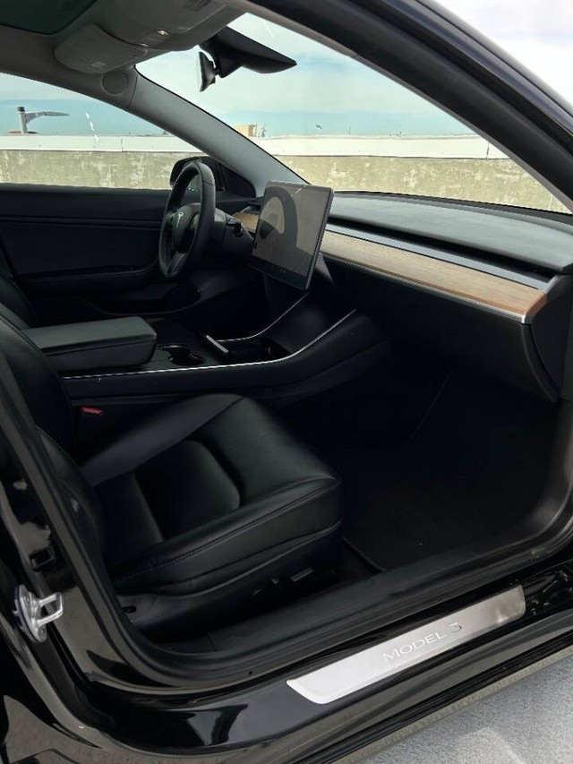 Tesla Model 3 Vehicle Full-screen Gallery Image 12