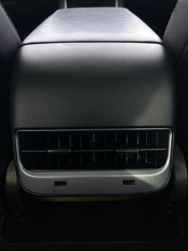 Tesla Model 3 Vehicle Full-screen Gallery Image 16