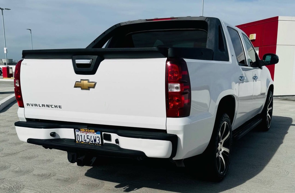 Chevrolet Avalanche Vehicle Full-screen Gallery Image 06
