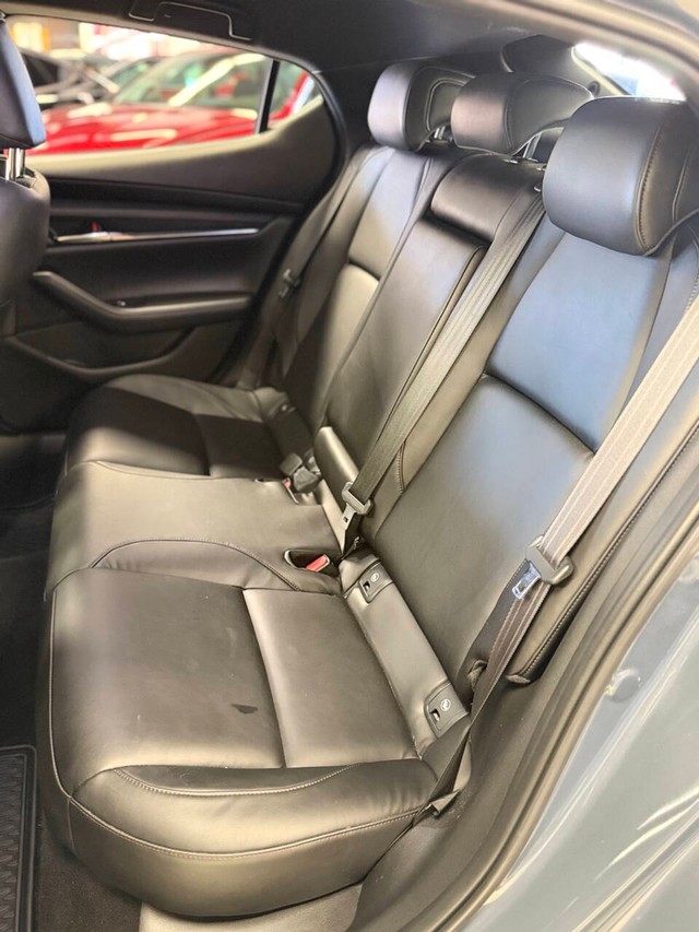 Mazda Mazda3 Hatchback Vehicle Full-screen Gallery Image 17