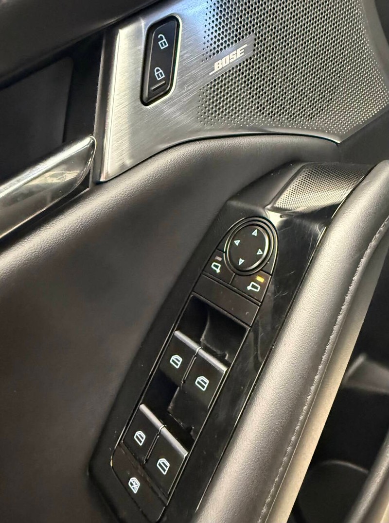 Mazda Mazda3 Hatchback Vehicle Full-screen Gallery Image 13