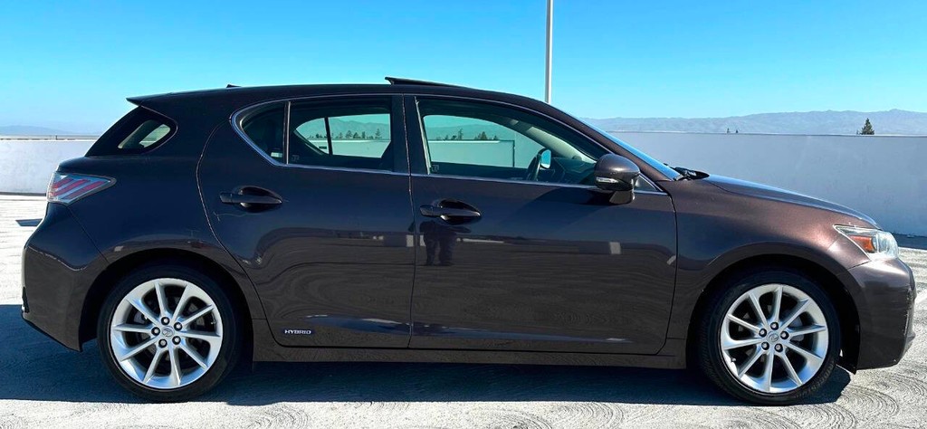 Lexus CT 200h Vehicle Full-screen Gallery Image 06