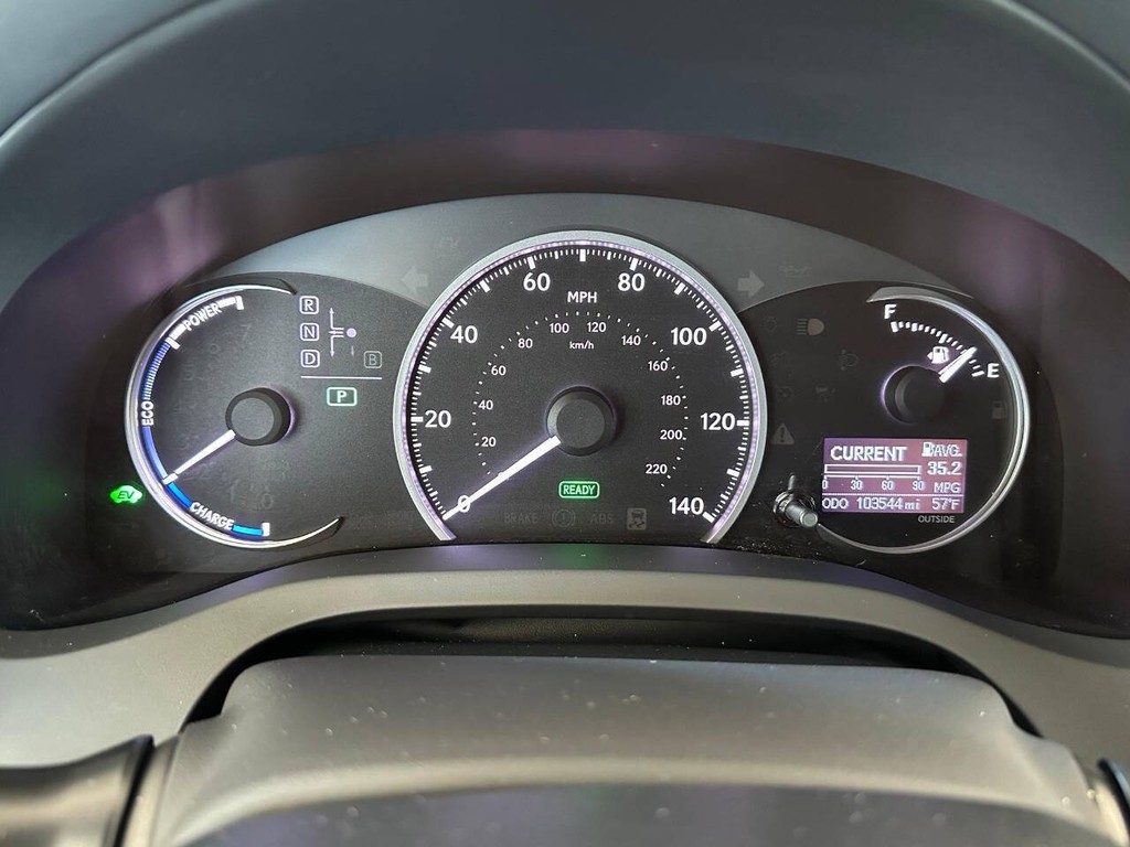 Lexus CT 200h Vehicle Full-screen Gallery Image 10