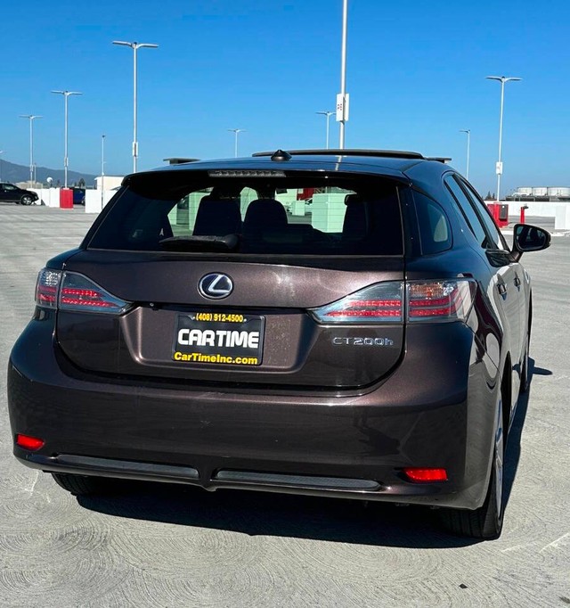 Lexus CT 200h Vehicle Full-screen Gallery Image 03