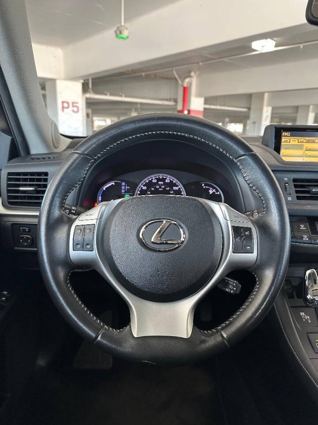 Lexus CT 200h Vehicle Full-screen Gallery Image 09