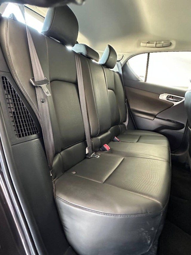 Lexus CT 200h Vehicle Full-screen Gallery Image 14