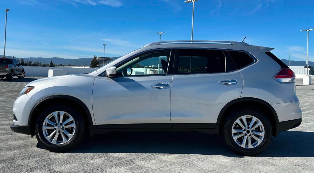 Nissan Rogue Vehicle Full-screen Gallery Image 04