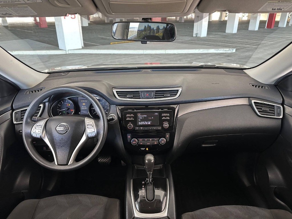 Nissan Rogue Vehicle Full-screen Gallery Image 09
