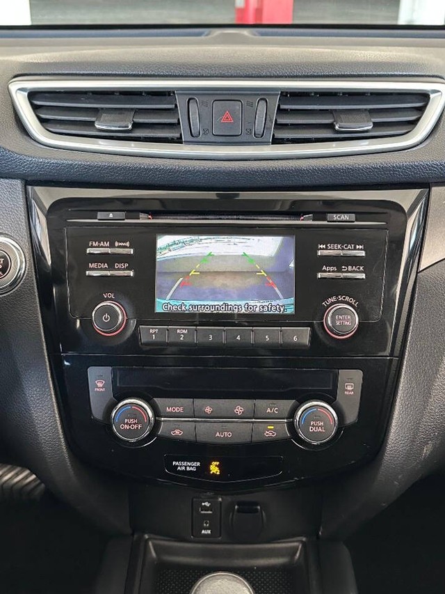 Nissan Rogue Vehicle Full-screen Gallery Image 10