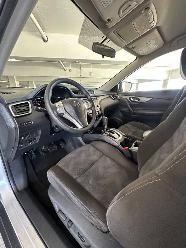 Nissan Rogue Vehicle Full-screen Gallery Image 12