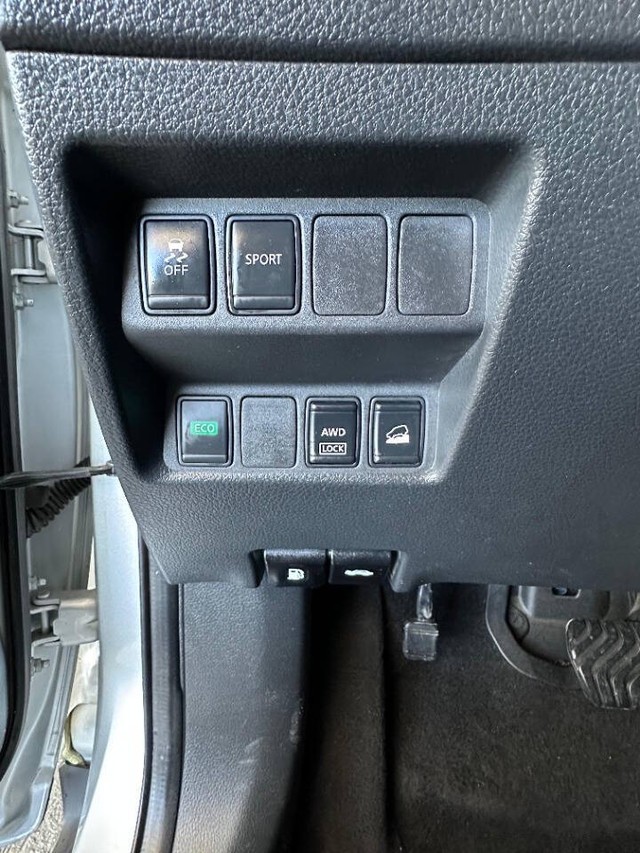 Nissan Rogue Vehicle Full-screen Gallery Image 17