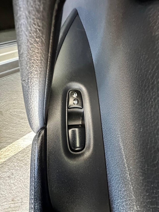 Nissan Rogue Vehicle Full-screen Gallery Image 18