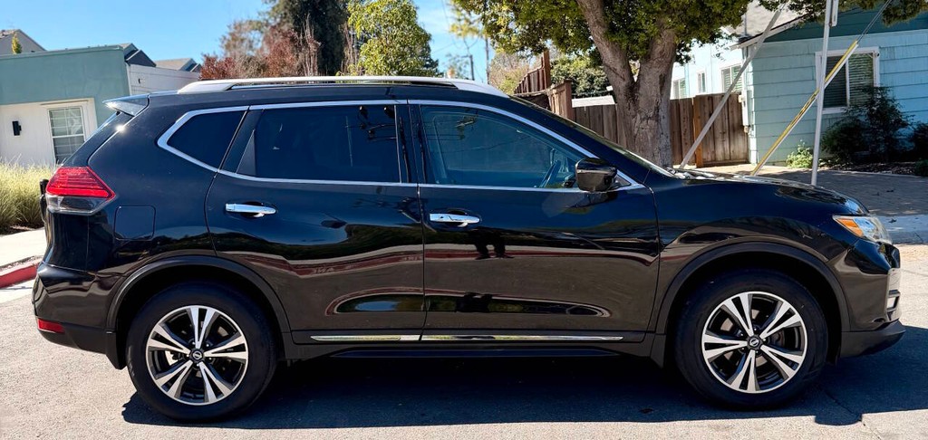 Nissan Rogue Vehicle Full-screen Gallery Image 05