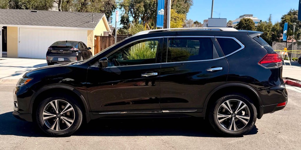 Nissan Rogue Vehicle Full-screen Gallery Image 06