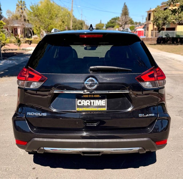 Nissan Rogue Vehicle Full-screen Gallery Image 04