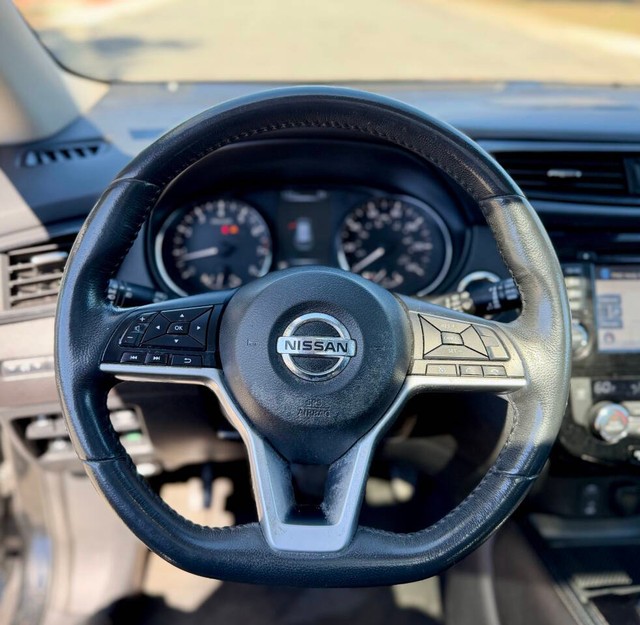 Nissan Rogue Vehicle Full-screen Gallery Image 06