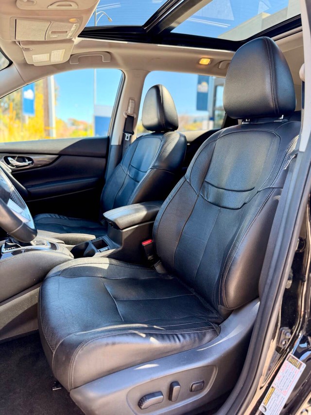 Nissan Rogue Vehicle Full-screen Gallery Image 11