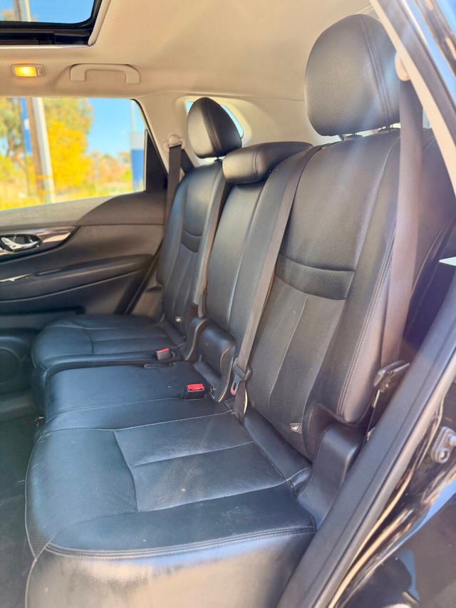 Nissan Rogue Vehicle Full-screen Gallery Image 12