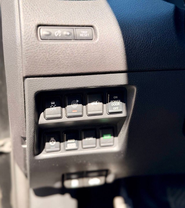 Nissan Rogue Vehicle Full-screen Gallery Image 15