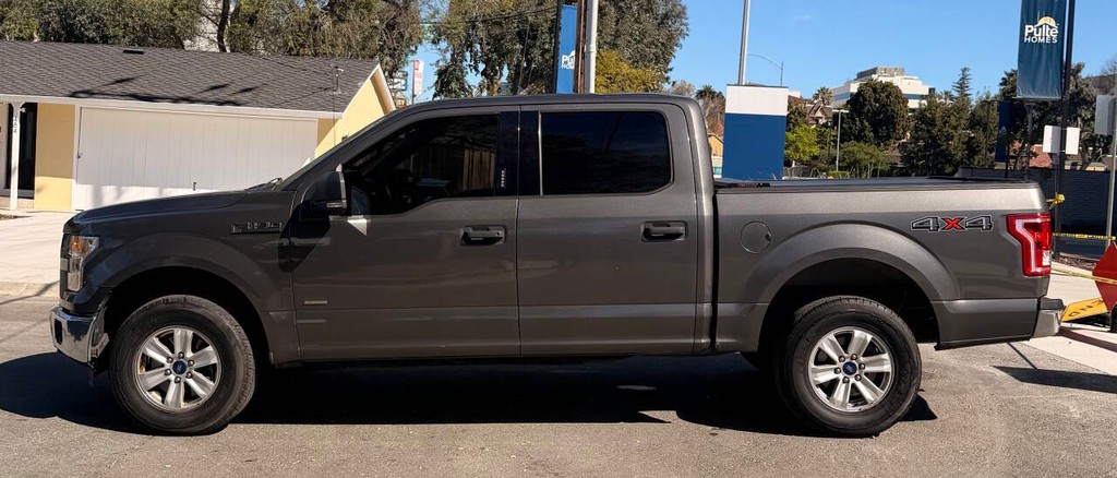 Ford F-150 Vehicle Full-screen Gallery Image 03