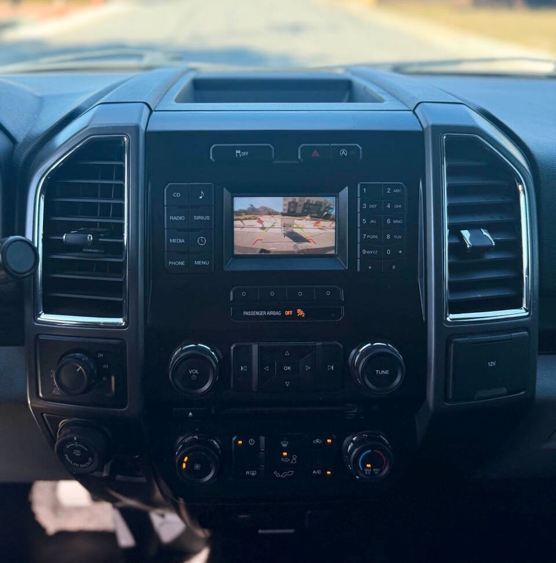 Ford F-150 Vehicle Full-screen Gallery Image 12