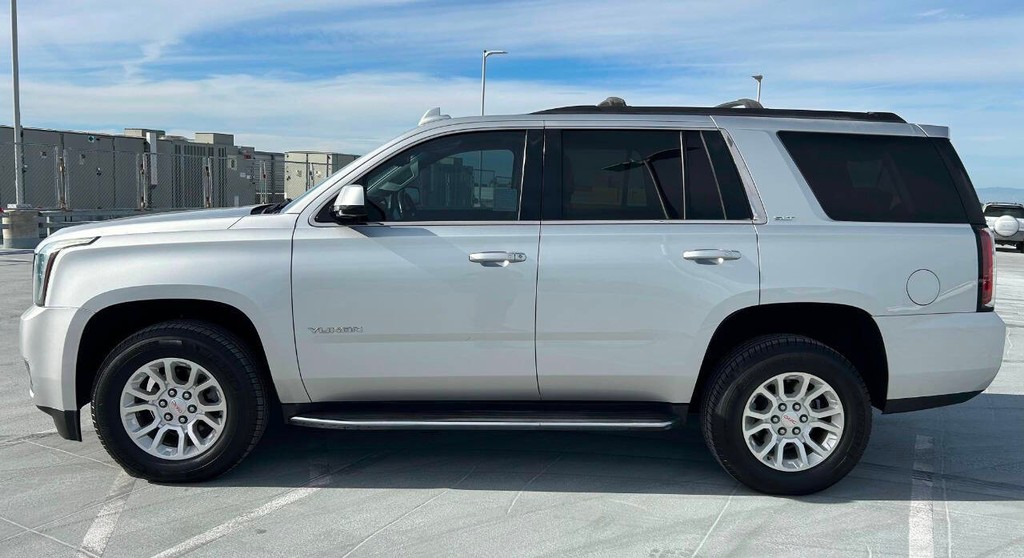 GMC Yukon Vehicle Full-screen Gallery Image 02