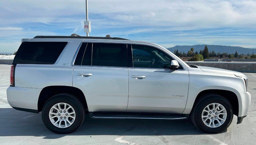GMC Yukon Vehicle Full-screen Gallery Image 06