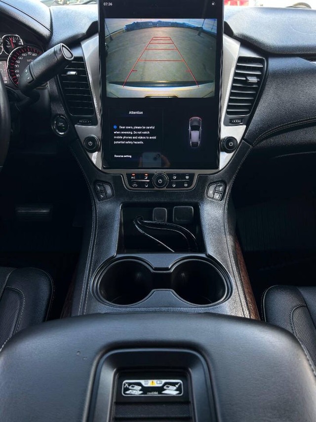 GMC Yukon Vehicle Full-screen Gallery Image 10