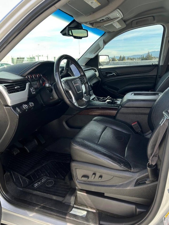 GMC Yukon Vehicle Full-screen Gallery Image 11